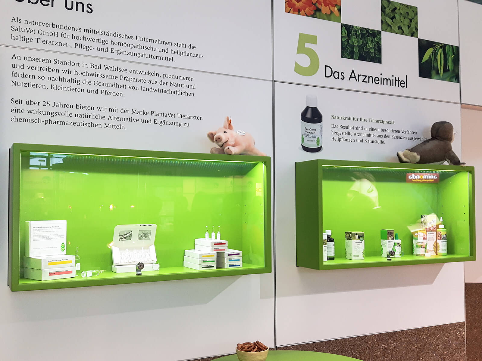 Plantavet Messestand Regale 1600x1200px