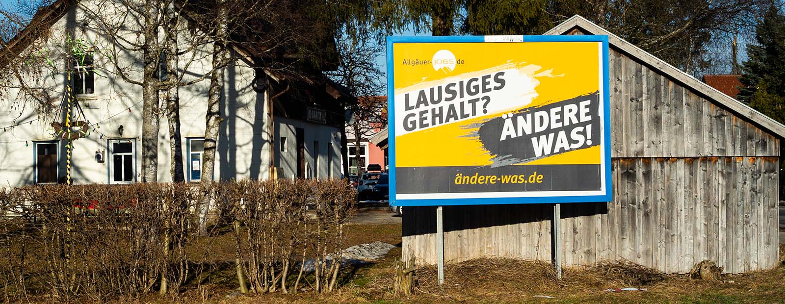 Titel Plakat 18 1 Lausiges Gehalt 1600x620px Titel Plakat 18 1 Lausiges Gehalt 1600x620px