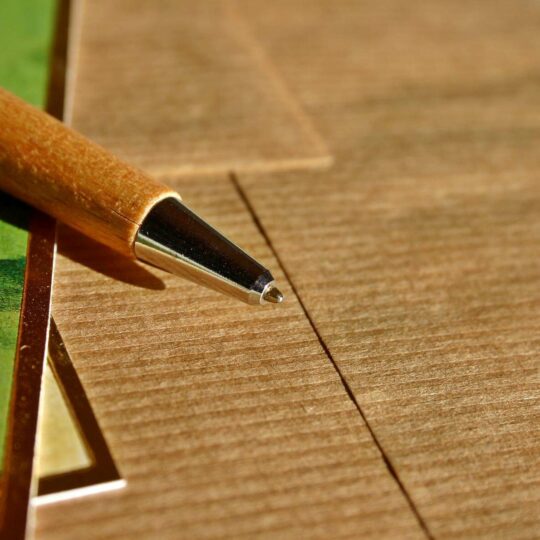 Stift auf braunem Papier