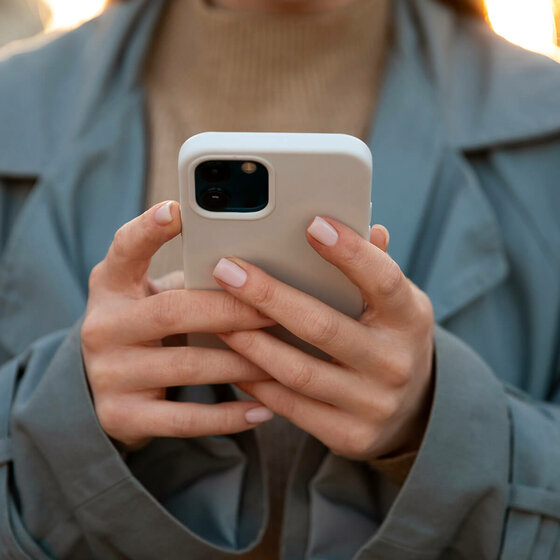 Smiley Frau Mit Handy in der Hand