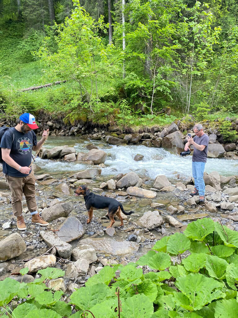 Mitten im Bach steht der Fotograf