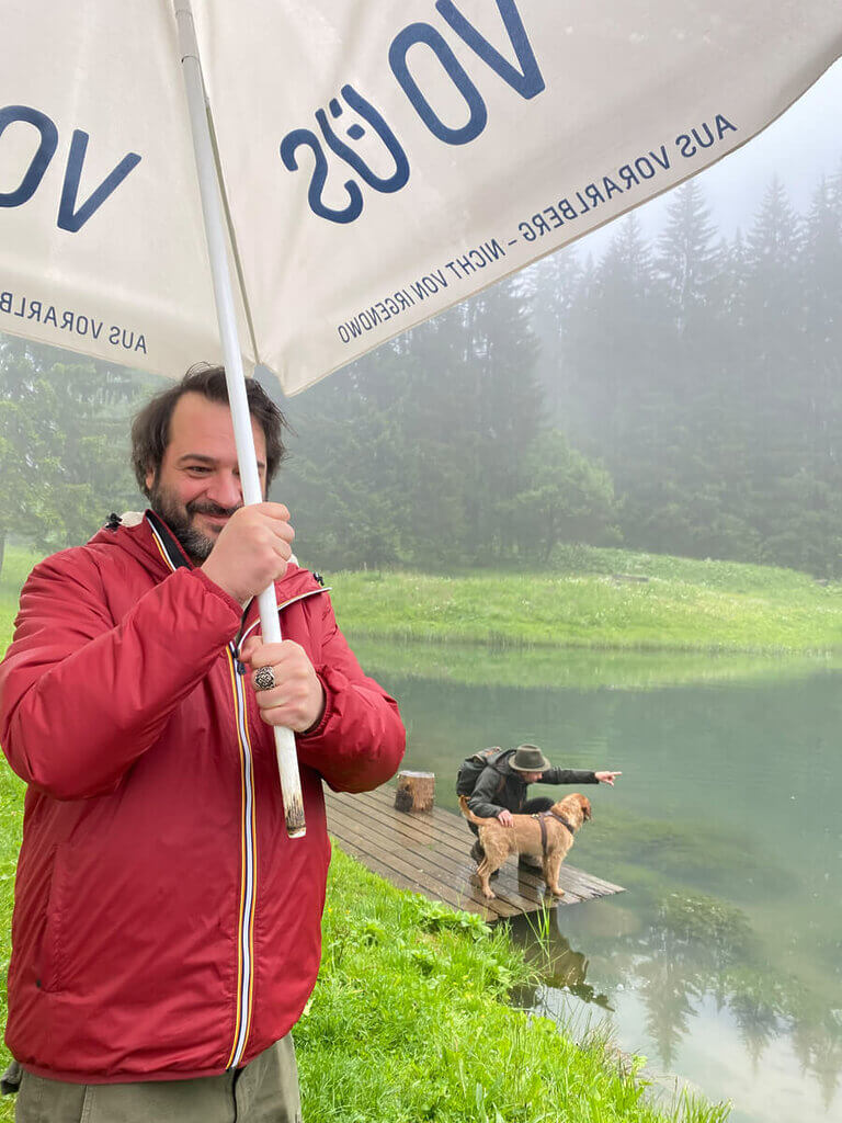 Der Sonnenschirm dient als Regenschutz beim Fotografieren.