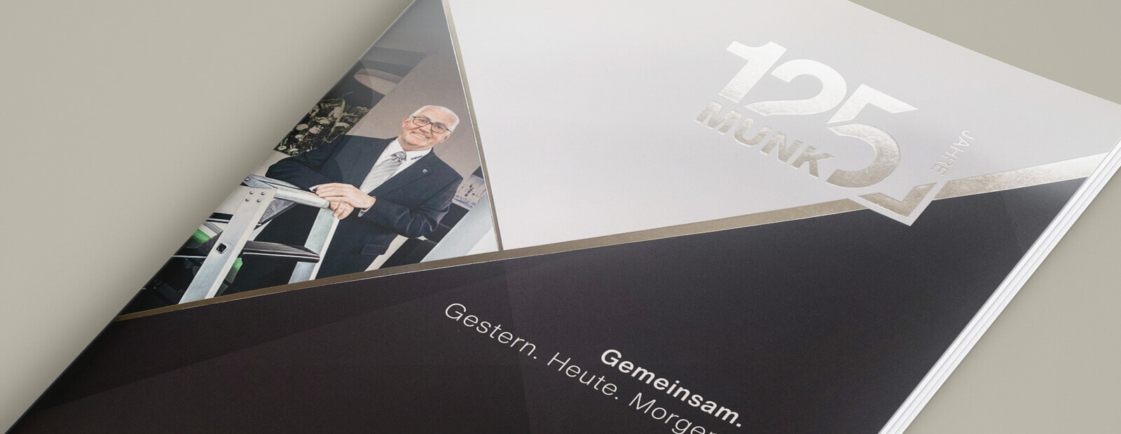 Broschuere Munk Header 1600x620px Munk Jubiläumsbroschüre Titelseite mit Prägung