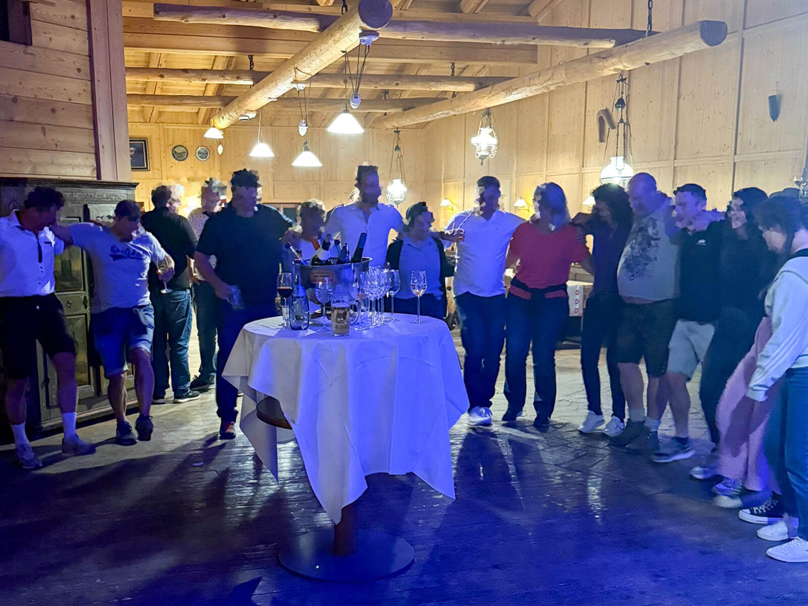 Party 3 1600x1200px Verpixelt